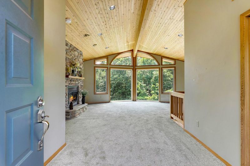 18915 Shamrock Ln, Shafer, MN 55074