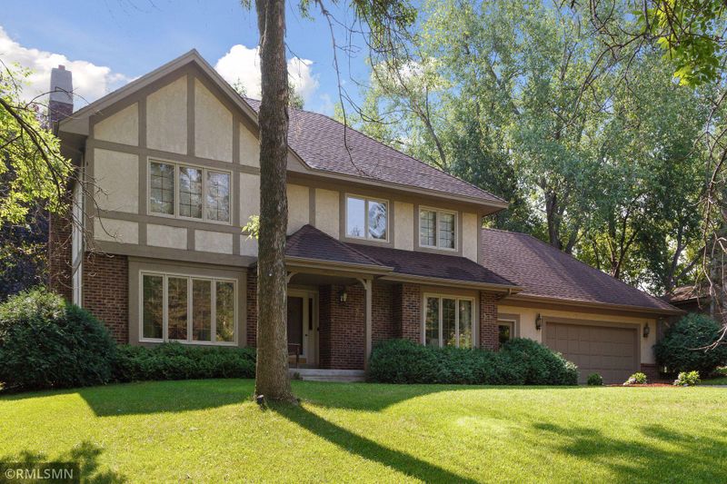 18401 Highpath Ln, Minnetonka, MN 55345