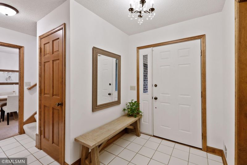 18401 Highpath Ln, Minnetonka, MN 55345