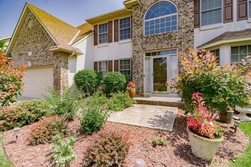 3607 Commonwealth Cir, Woodbury, MN 55125