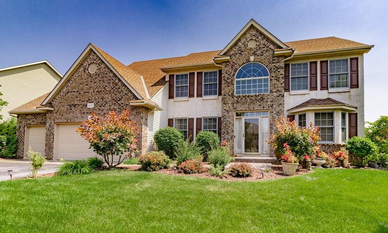 3607 Commonwealth Cir, Woodbury, MN 55125