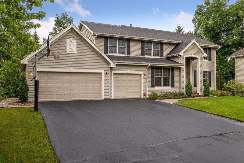 2438 Hunter Dr, Chanhassen, MN 55317