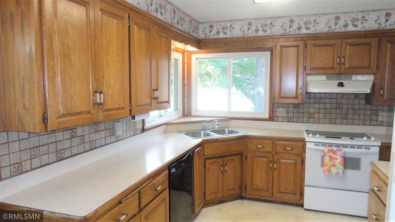 223 Bellwood Ave, Maplewood, MN 55117