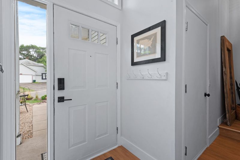 15925 Hyland Pointe Ct, Apple Valley, MN 55124