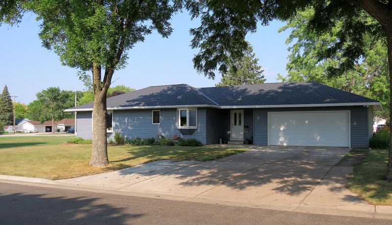 309 N 10th St, Olivia, MN 56277