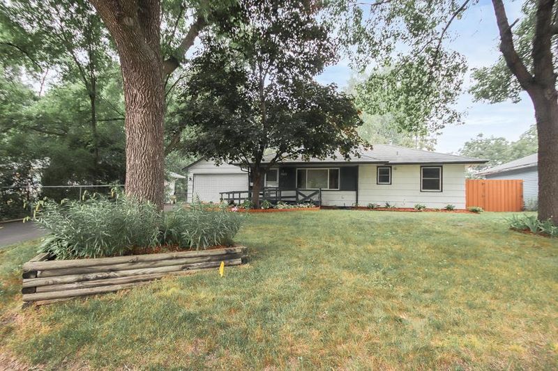 923 Woody Ln NW, Coon Rapids, MN 55448