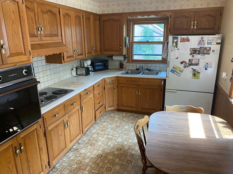 407 Emerson Ave N, Raymond, MN 56282