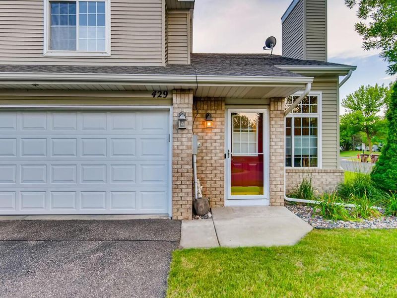 429 Rice Ct, Chanhassen, MN 55317