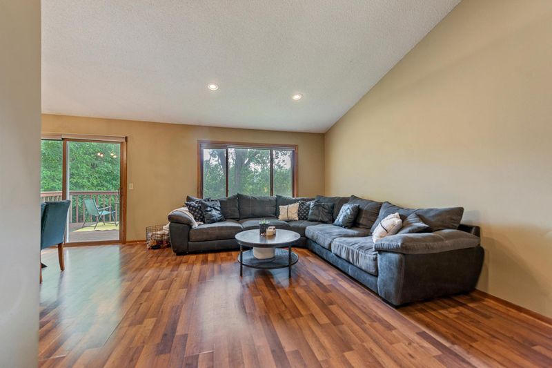 1284 Edgehill Ct, Maplewood, MN 55109