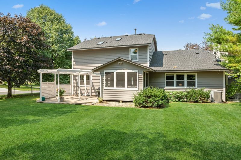 3672 Oak Creek Dr E, Vadnais Heights, MN 55127