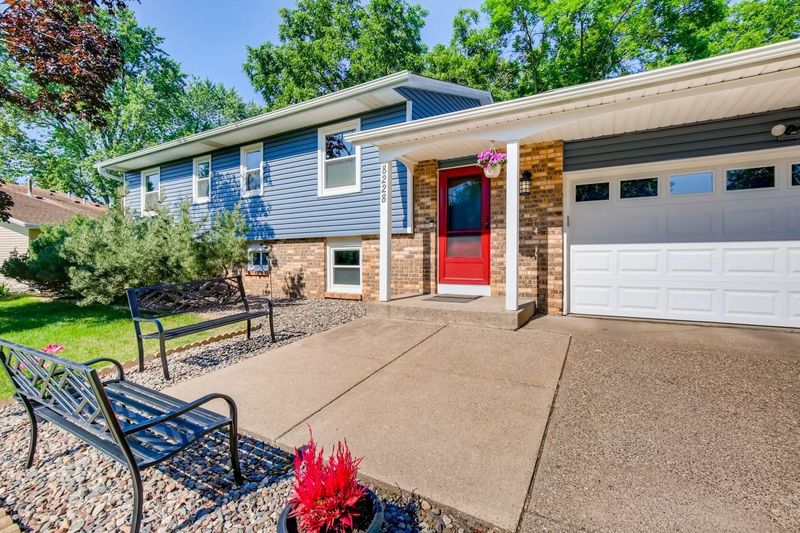 8228 Foothill Rd S, Cottage Grove, MN 55016