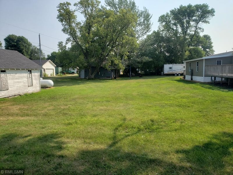 107 1st St, Donnelly, MN 56235
