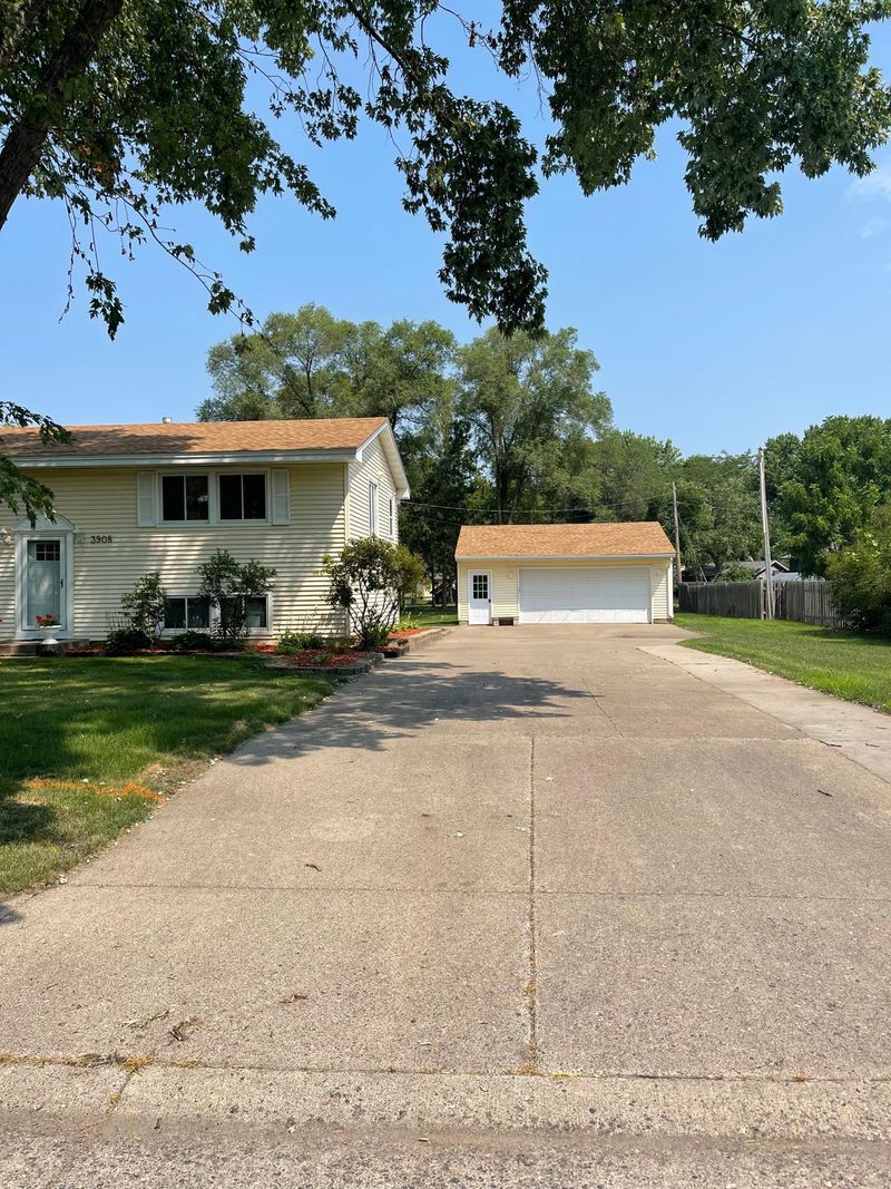 3908 Sunset Rd N, Brooklyn Park, MN 55443