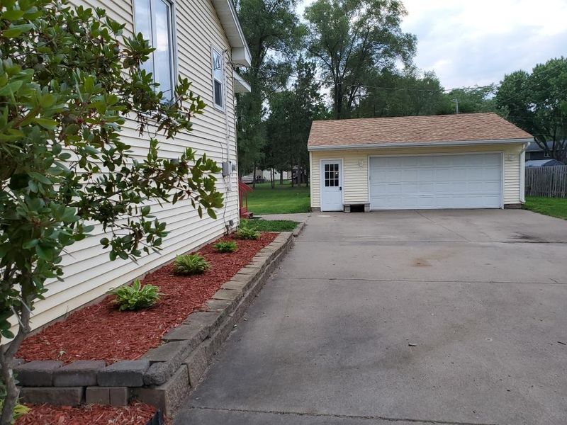 3908 Sunset Rd N, Brooklyn Park, MN 55443