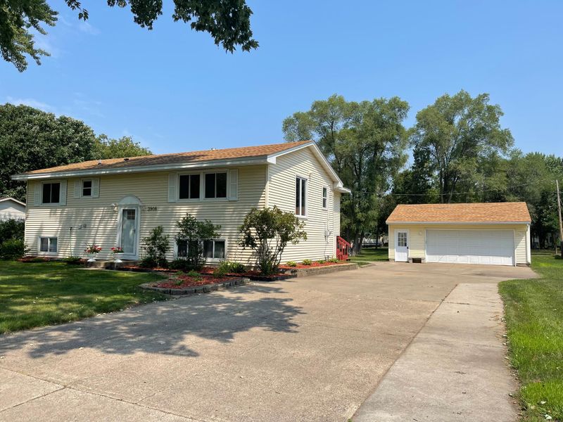 3908 Sunset Rd N, Brooklyn Park, MN 55443