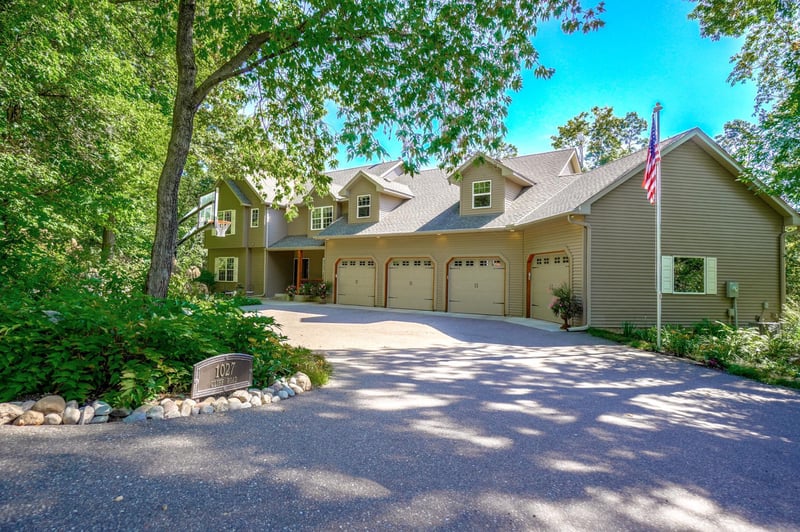 1027 Cliff Rd, Eagan, MN 55123