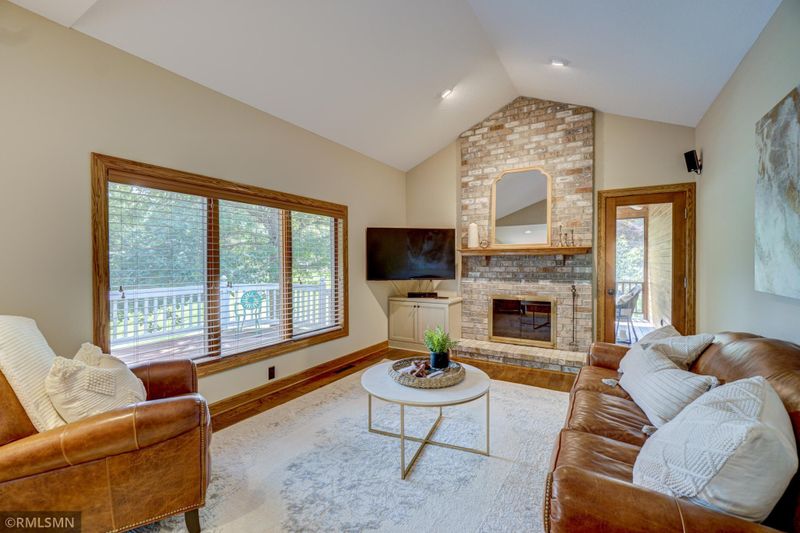 9137 Edinburgh Ln, Woodbury, MN 55125