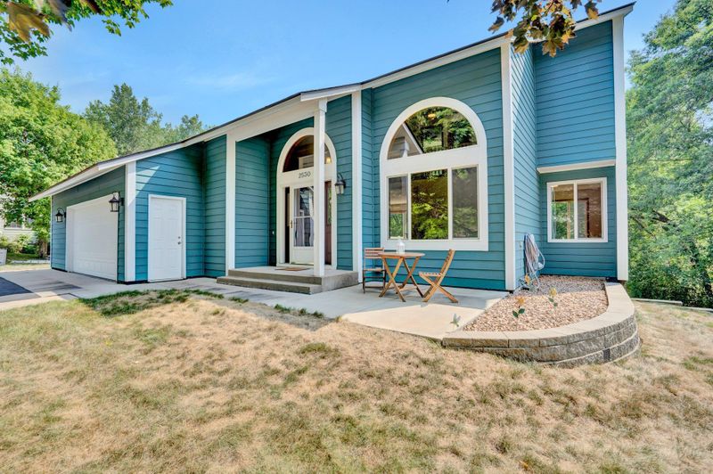 2530 Mcmenemy St, Little Canada, MN 55117