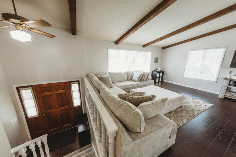 915 Crestview Ln, Owatonna, MN 55060