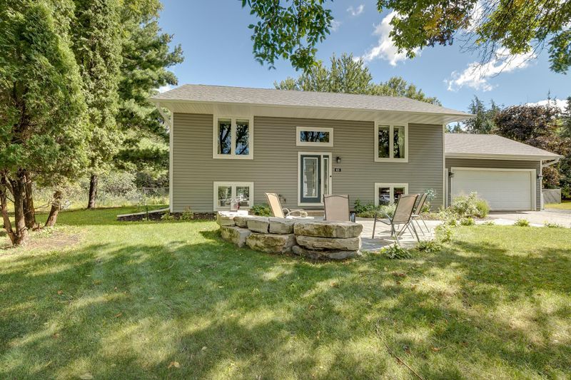 635 Pinewood Dr, Shoreview, MN 55126