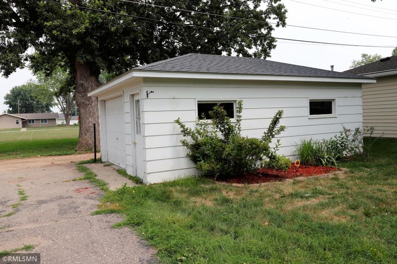 424 W Main St, Belle Plaine, MN 56011