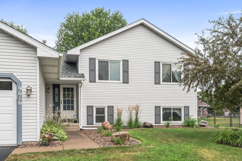 9616 Harkness Ave S, Cottage Grove, MN 55016