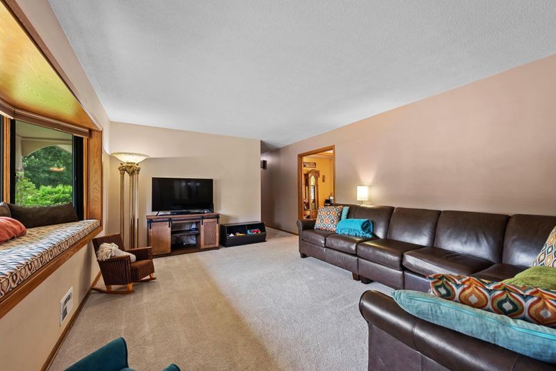 2500 Highland View Ln, Burnsville, MN 55337