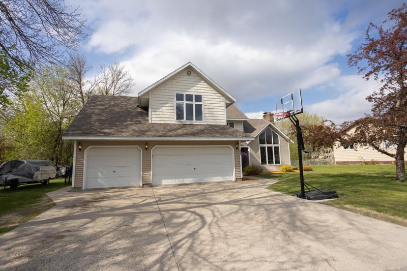 927 Pembina Trl, Detroit Lakes, MN 56501