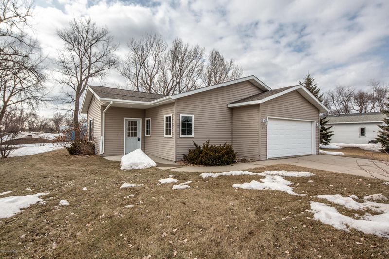 202 4th St NW, Rothsay, MN 56579