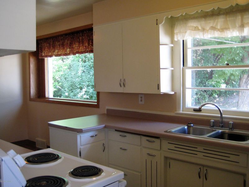 406 N Vine St, Fergus Falls, MN 56537