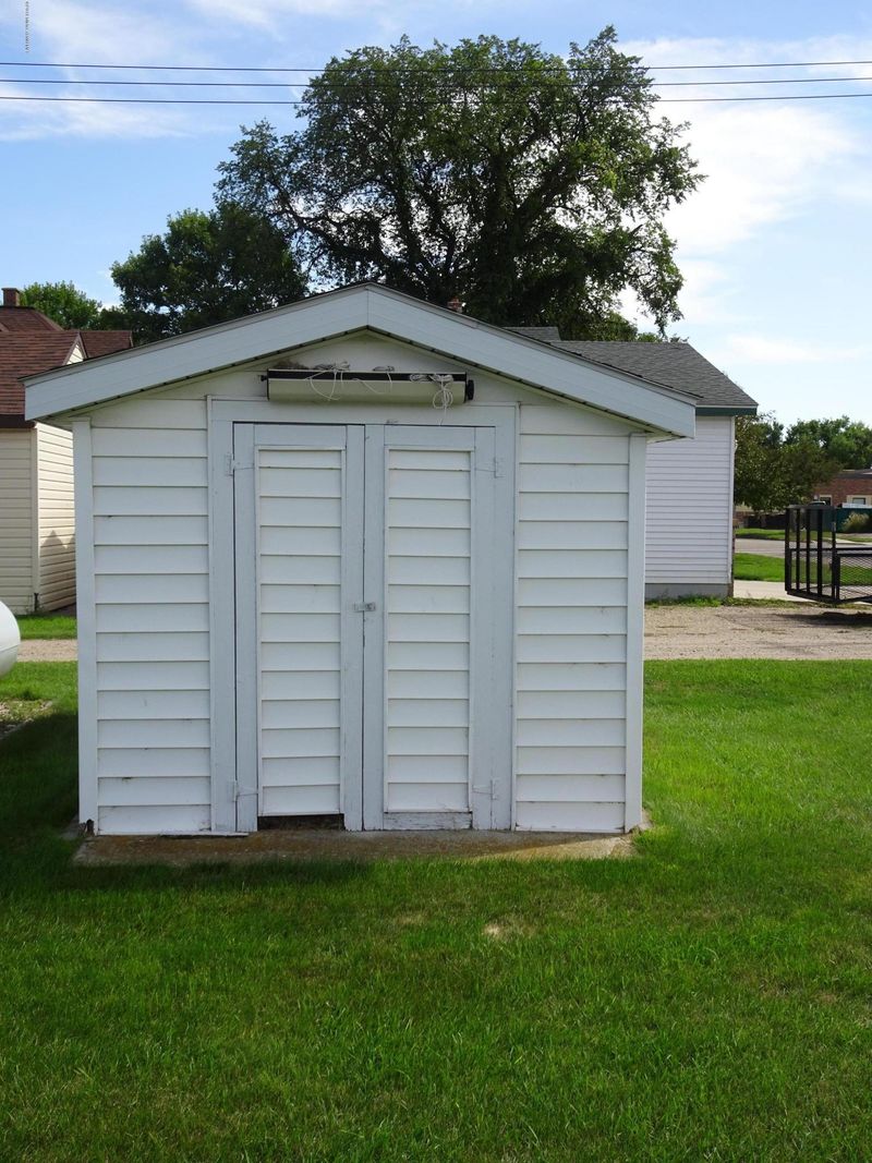 212 2nd St SE, Barnesville, MN 56514