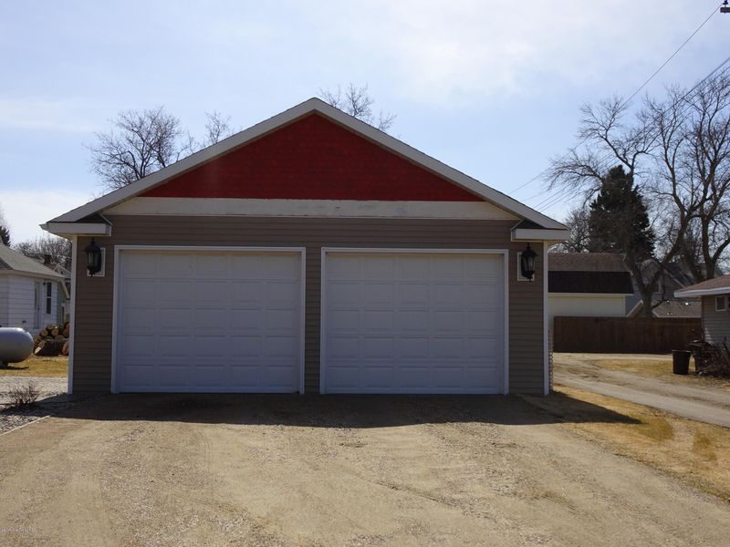 123 4th St SE, Barnesville, MN 56514