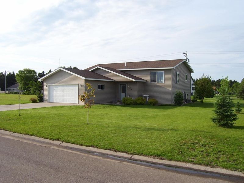 845 NW 9th St, Perham, MN 56573