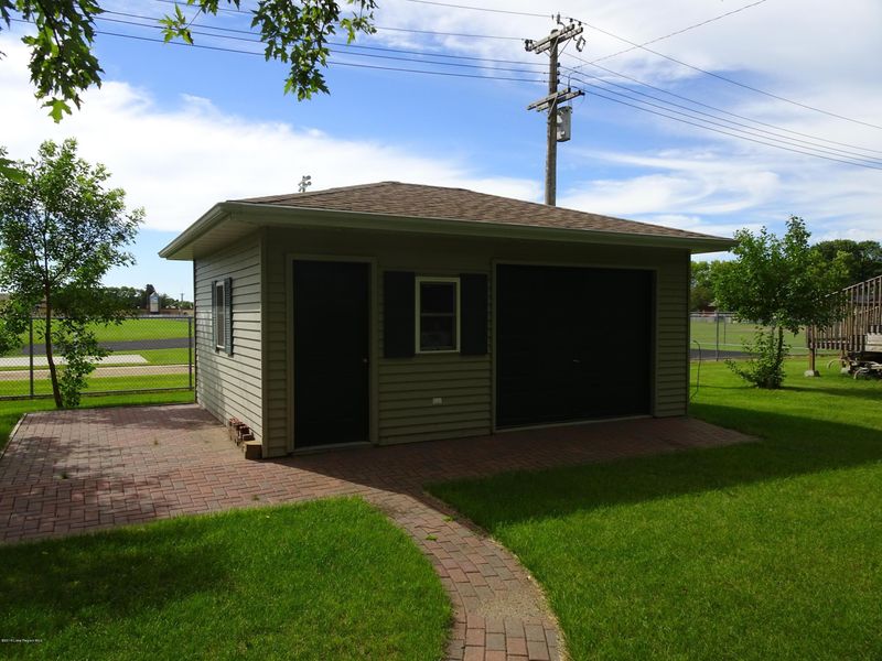 403 9th St SE, Barnesville, MN 56514