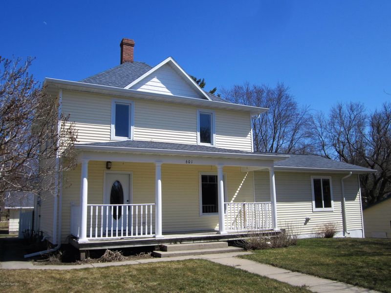 601 Maplewood Dr, Pelican Rapids, MN 56572