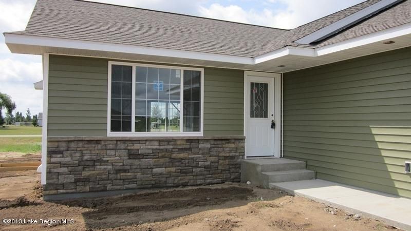 606 NE 9th St, Perham, MN 56573