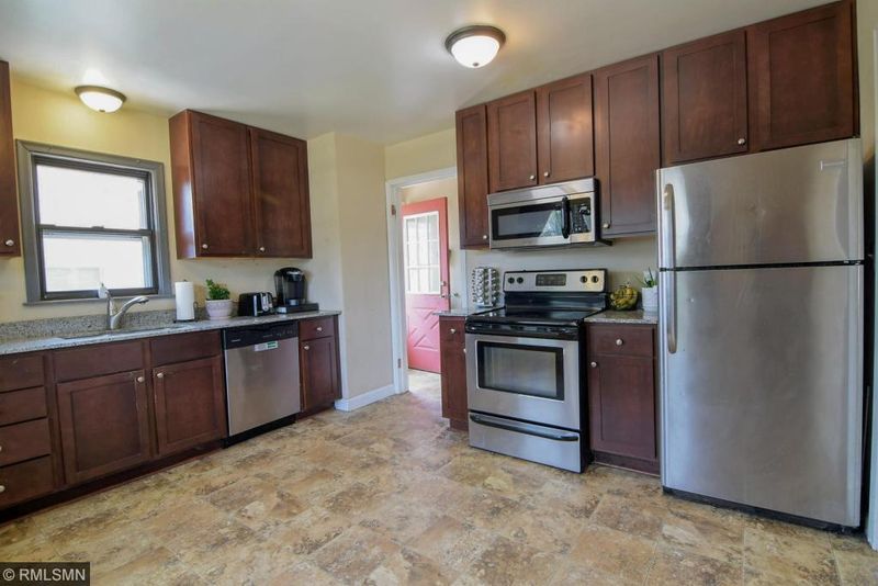 1643 Duluth St, Saint Paul, MN 55106
