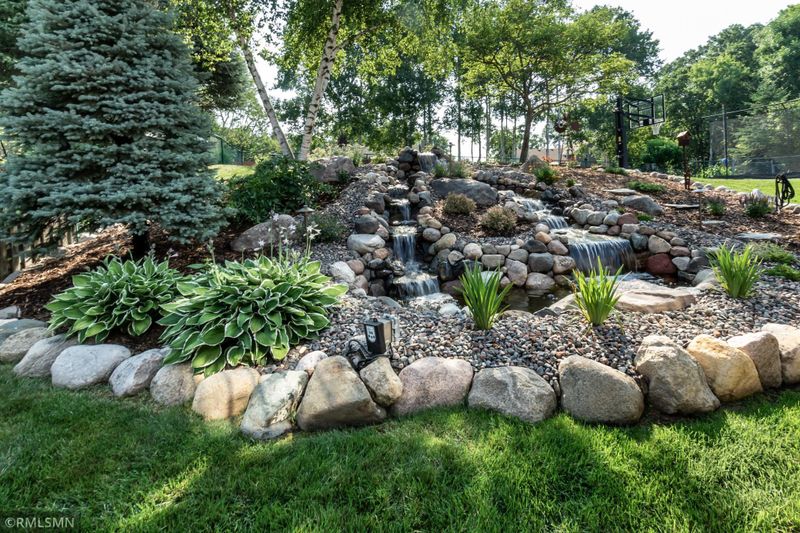 866 Sterling St S, Maplewood, MN 55119