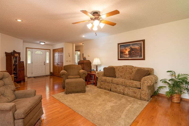 110 Loraine Dr, Lake Crystal, MN 56055