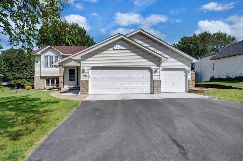 1147 Greene Ave N, Oakdale, MN 55128