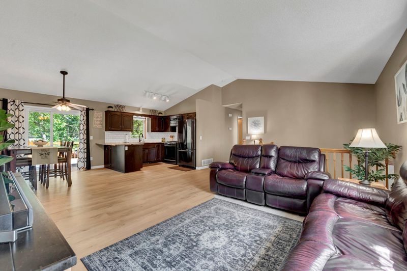 1147 Greene Ave N, Oakdale, MN 55128