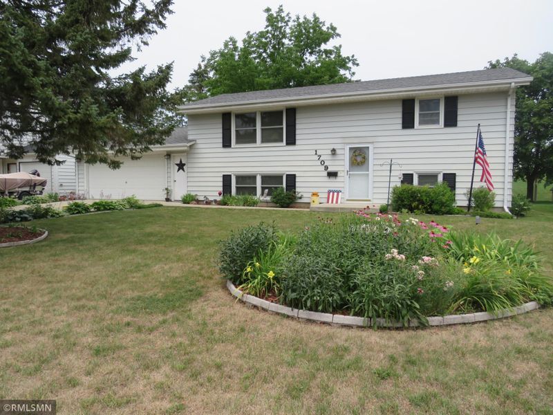 1709 12th St E, Glencoe, MN 55336