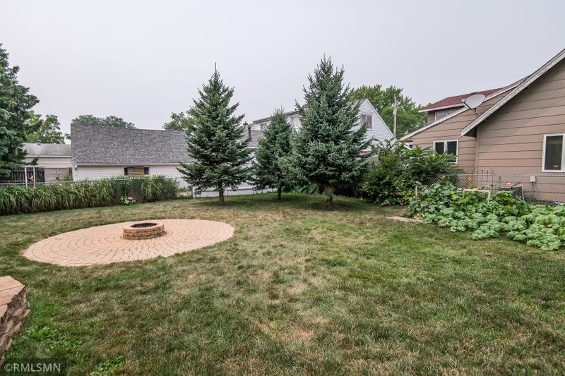 827 11th Ave NE, Rochester, MN 55906
