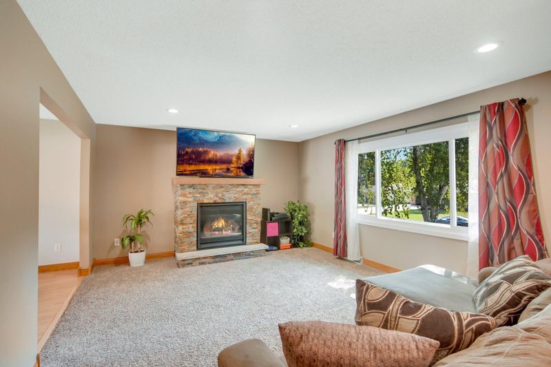 1416 Valley View Rd, Chaska, MN 55318