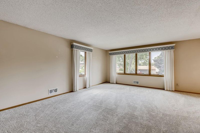 526 Crestview Dr S, Maplewood, MN 55119