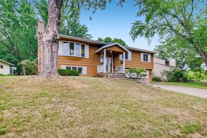8685 Ridgewind Rd, Eden Prairie, MN 55344
