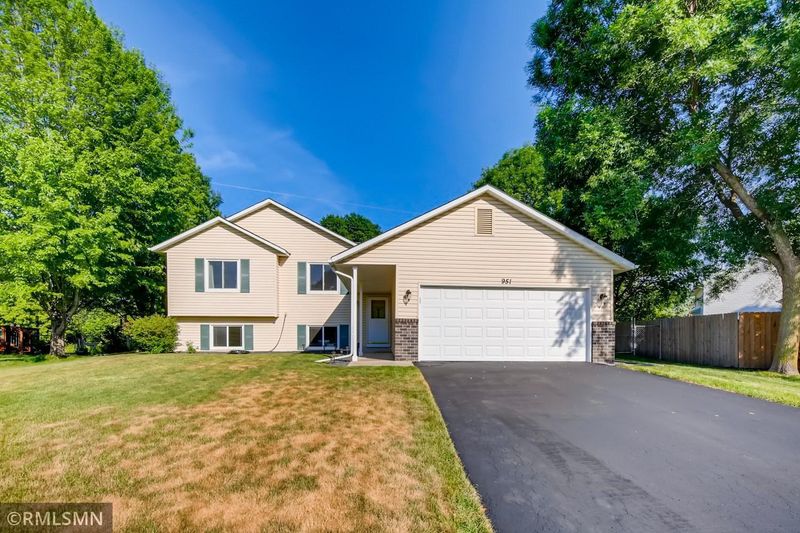 951 Kettle Creek Rd, Eagan, MN 55123
