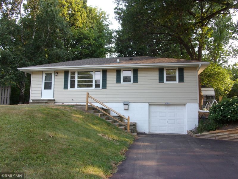 6611 5th St N, Oakdale, MN 55128