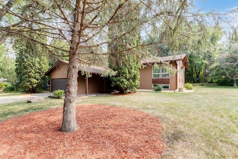 694 Apache Ln, Mendota Heights, MN 55120