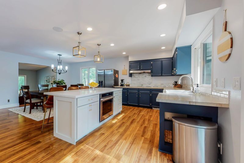3033 Rainier Ct, Burnsville, MN 55337